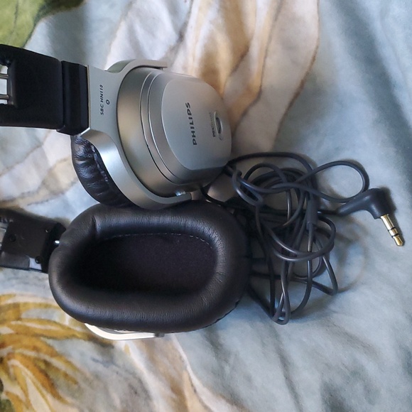 Phillips HN110 Foldable Noise Cancelling Headphones - Picture 4 of 9
